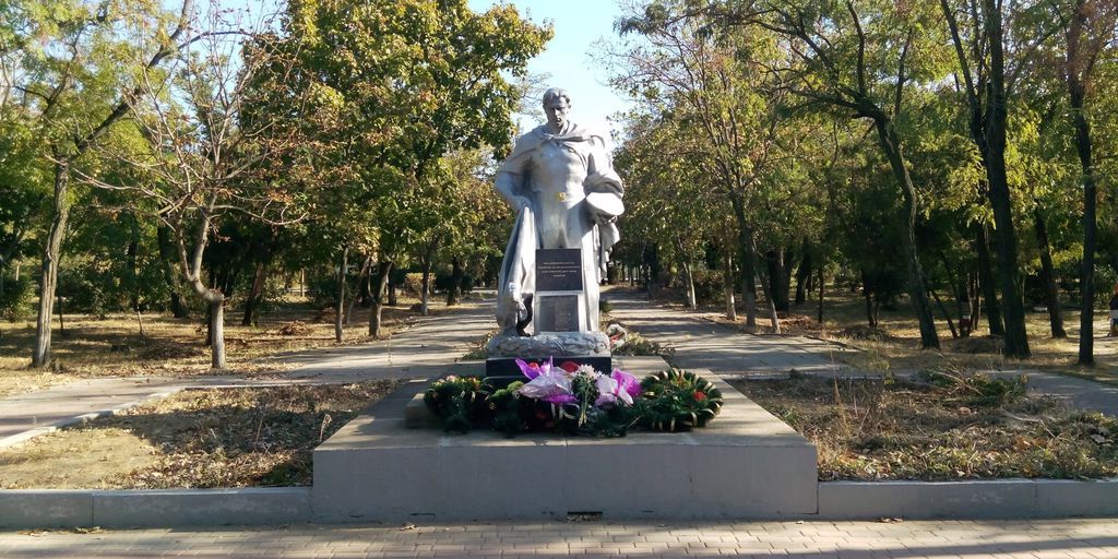 Пам'ятник скорботного матроса в Очакові. Пам'ятник загиблим морякам